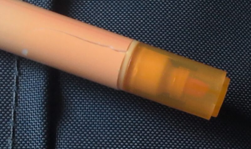 Ooly Duo fountain pen/highlighter combo showing a crack by the orange highlighter end of the pen.